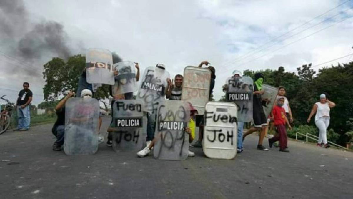 FOTOS: Martes de caos en la zona norte con rastras y postas policiales quemadas