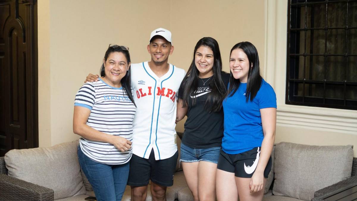 ¡De DIEZ! Entre piñatas y pastel celebró Edwin Rodríguez junto a la familia su cumpleaños anticipado y por el viaje a Grecia