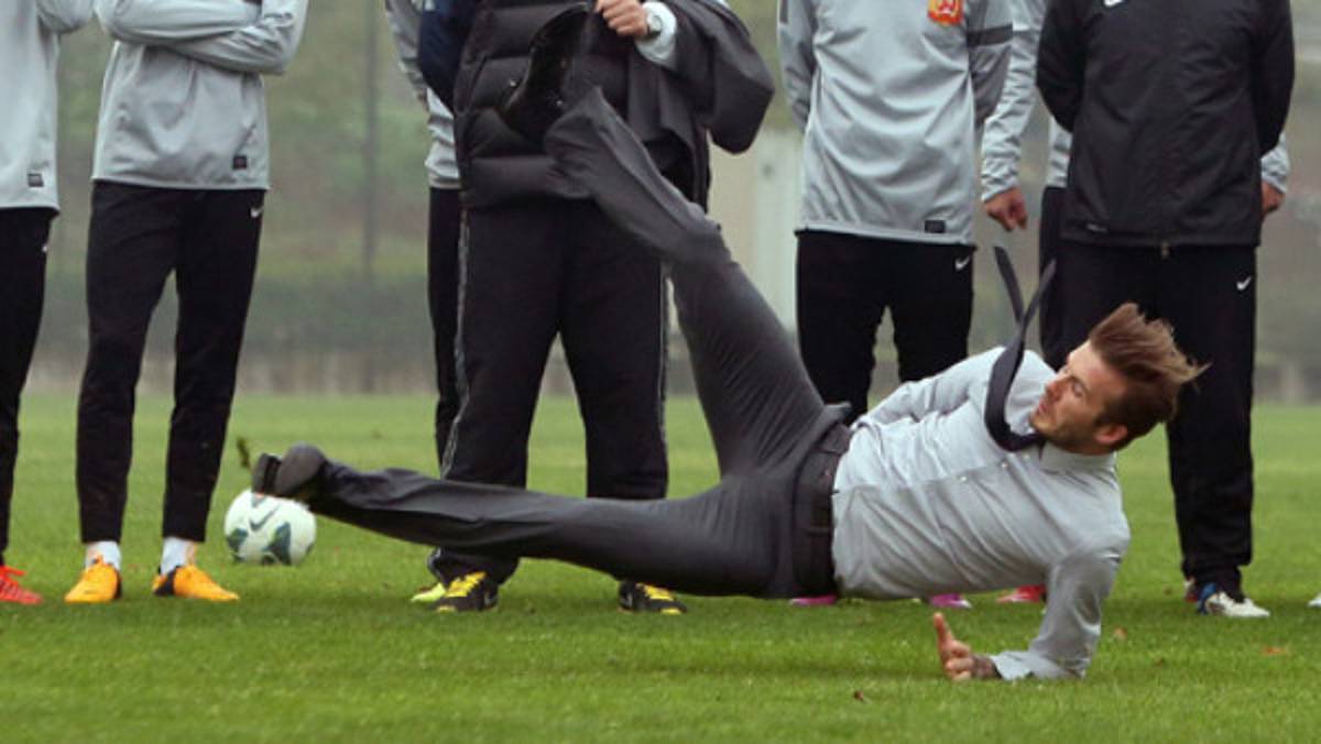 David Beckham sufre caída mientras jugaba en traje y corbata