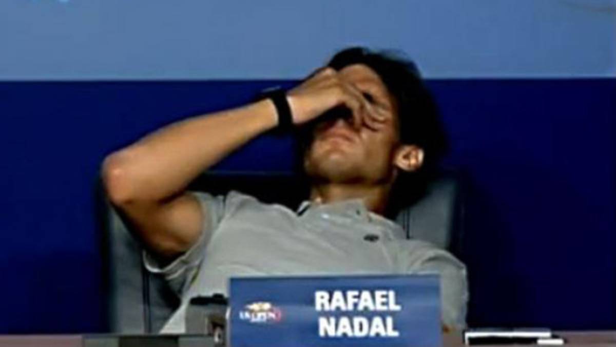 Nadal sufre un calambre durante entrevista