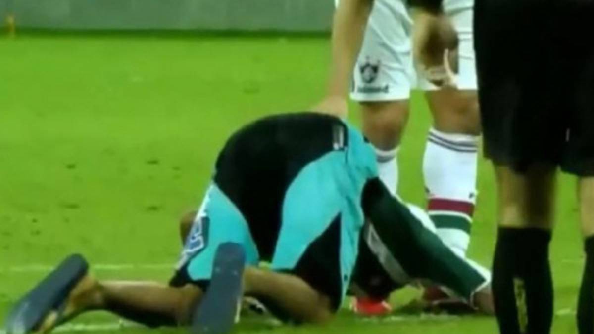 VIDEO: Aficionado interrumpe juego para besar pies de Fred