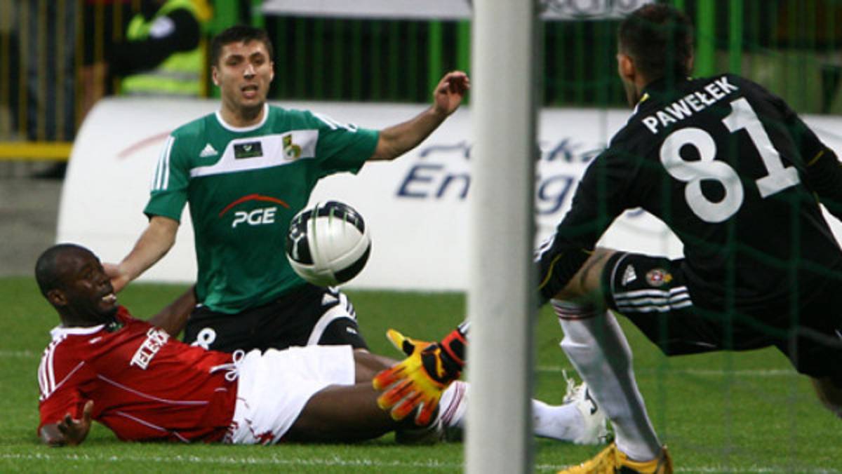 Chávez debutó con empate