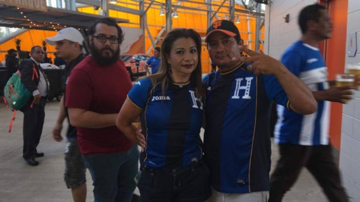 Esposa de Emilio Izaguirre deslumbra en juego de Honduras ante Curazao por la Copa Oro 2019