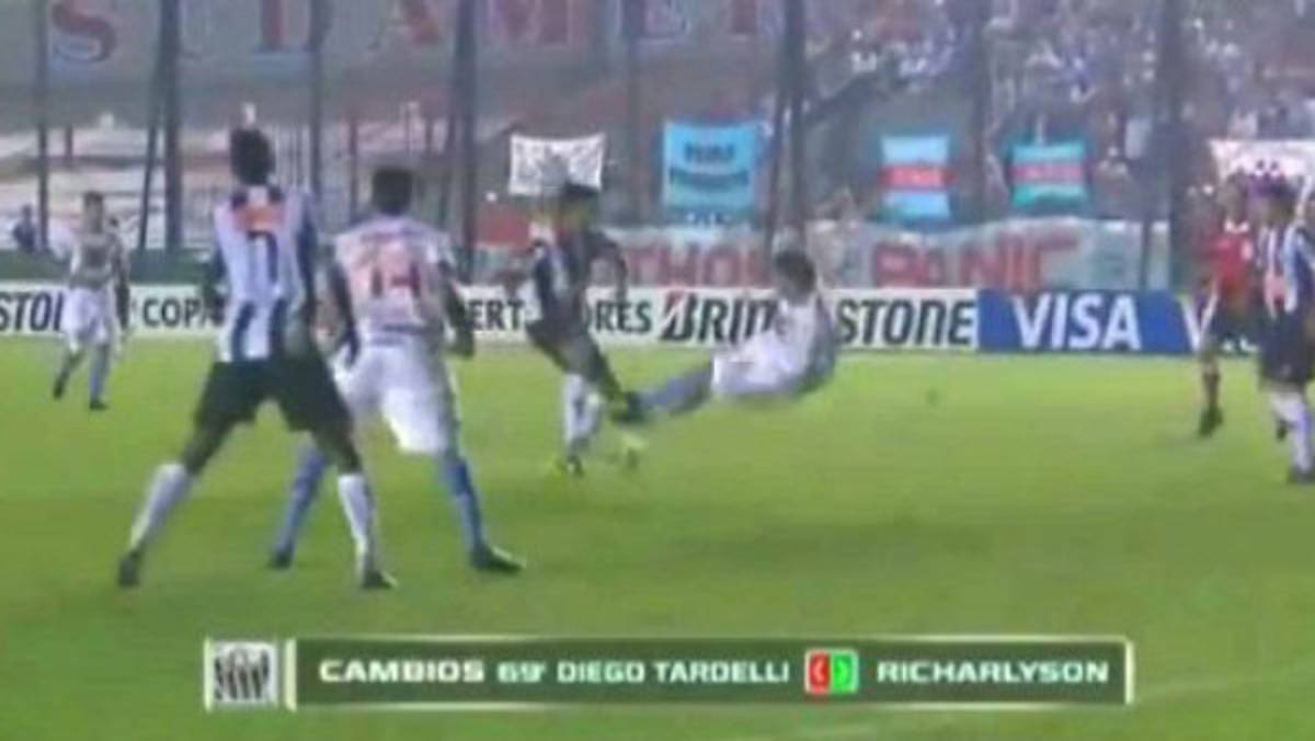 VIDEO: Comete criminal falta contra Ronaldinho y no lo expulsan