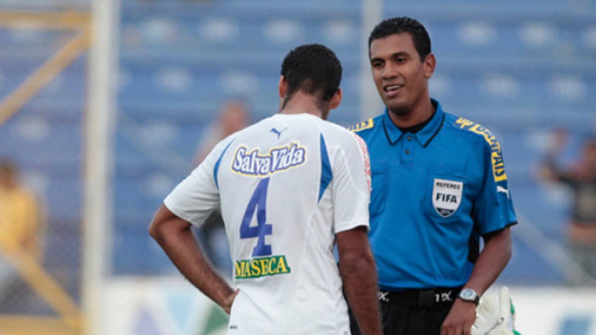 Olimpia no pierde con Raúl Castro como árbitro