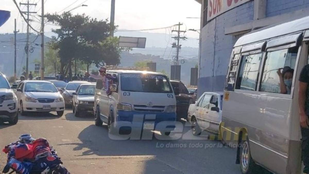 Hinchas merengues inundan los alrededores del Nacional con los colores del Olimpia previo al duelo ante Motagua