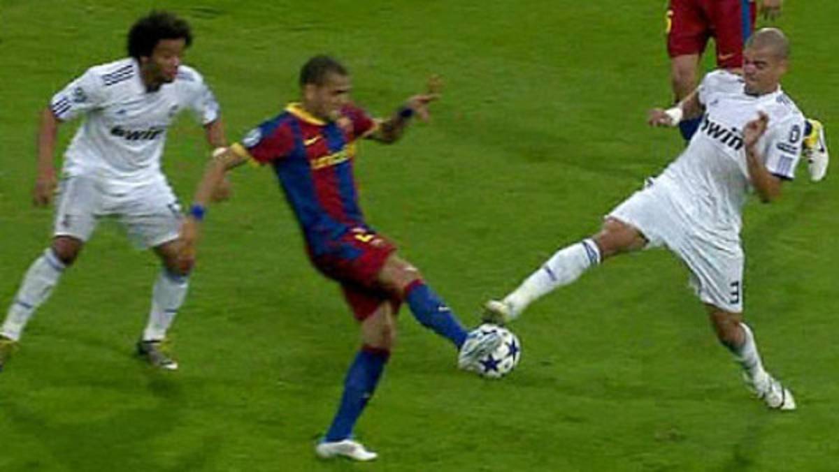 Dani Alves, candidato al mejor piscinazo del año