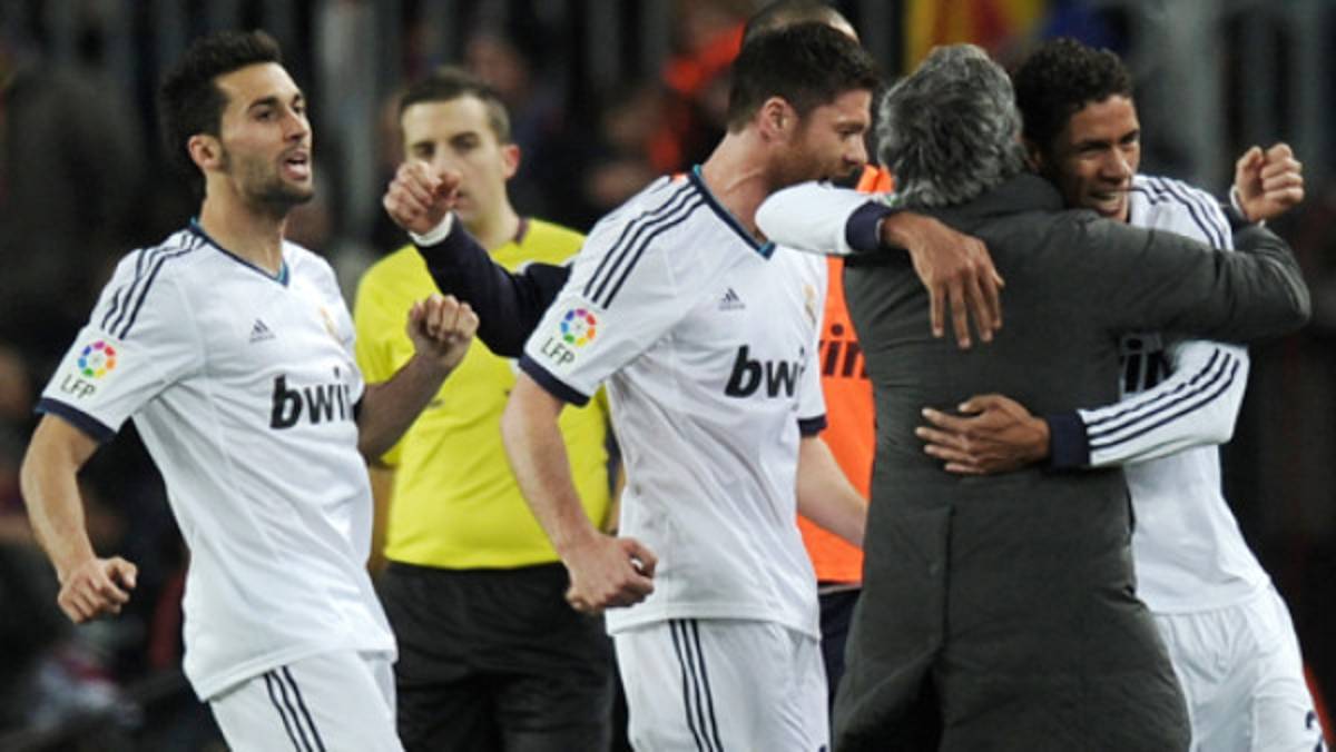 VIDEO: Emotiva celebración de Varane con Mourinho