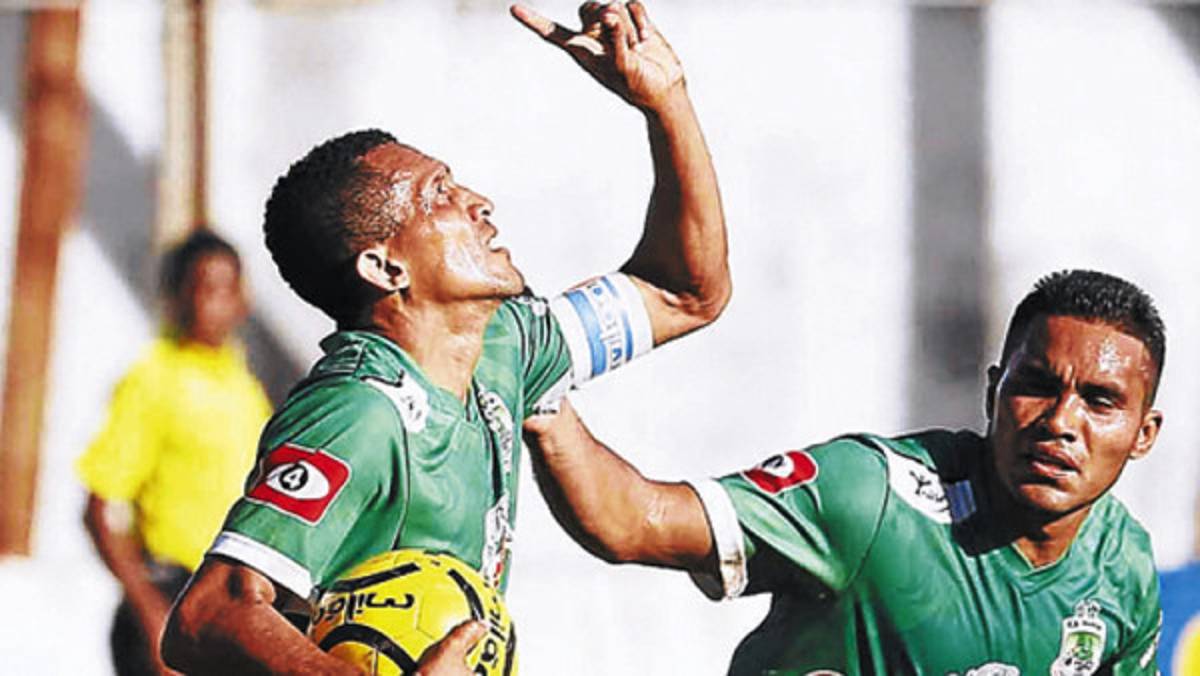 Williams Reyes se convierte en goleador histórico en El Salvador