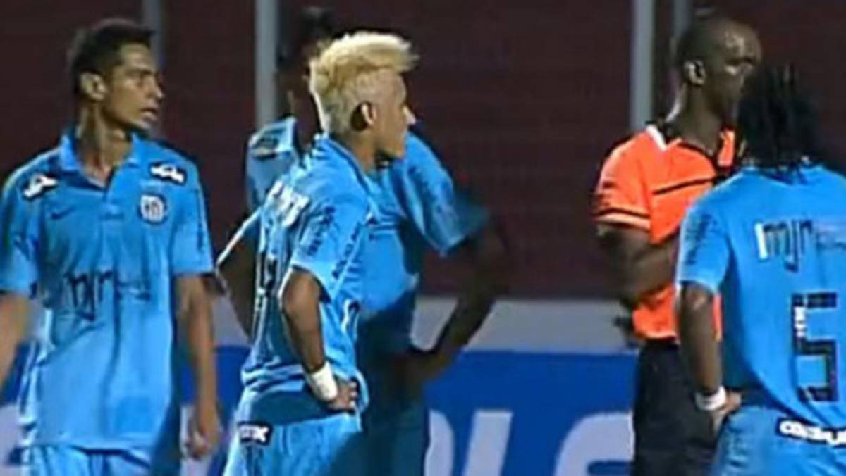 Neymar pierde el control y agrede a un oponente