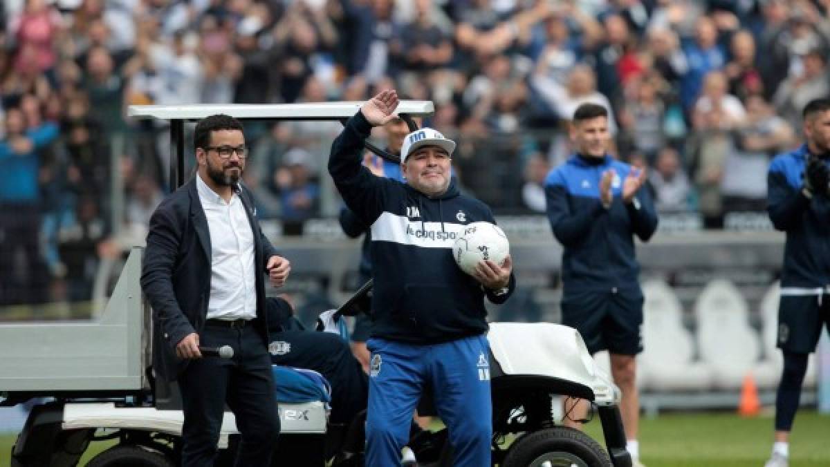 Entre lágrimas: Diego Maradona fue presentado con Gimnasia y desbordó una locura total en La Plata