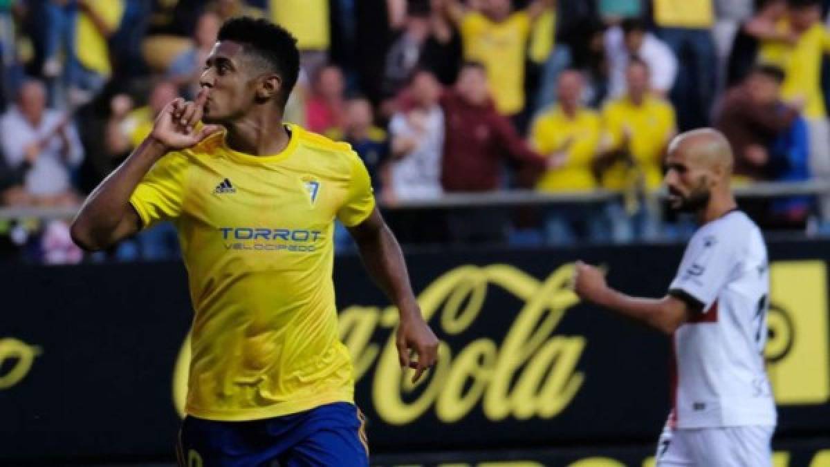 Choco Lozano genera 'éxtasis' en la afición del Cádiz en una sesión de autógrafos