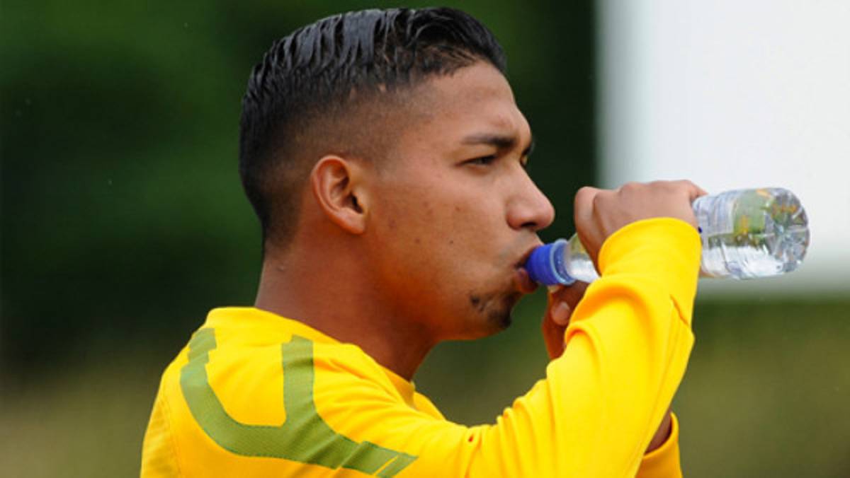 Emilio Izaguirre no sufrió grave lesión