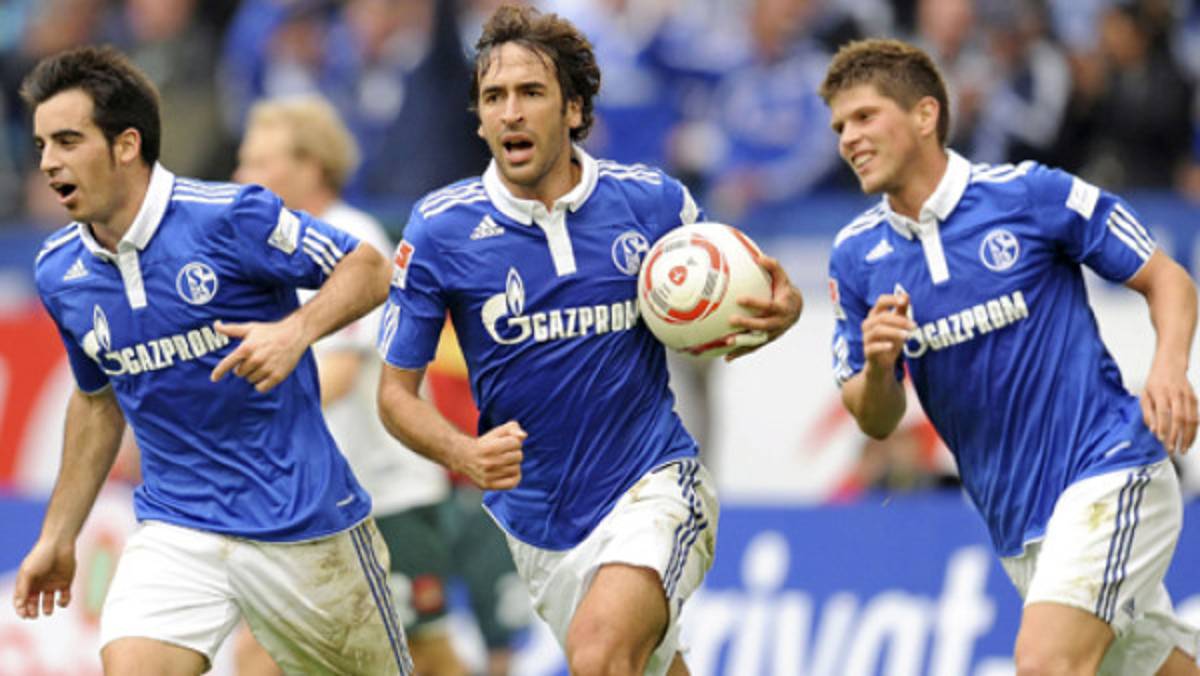 Raúl se estrenó en la Bundesliga