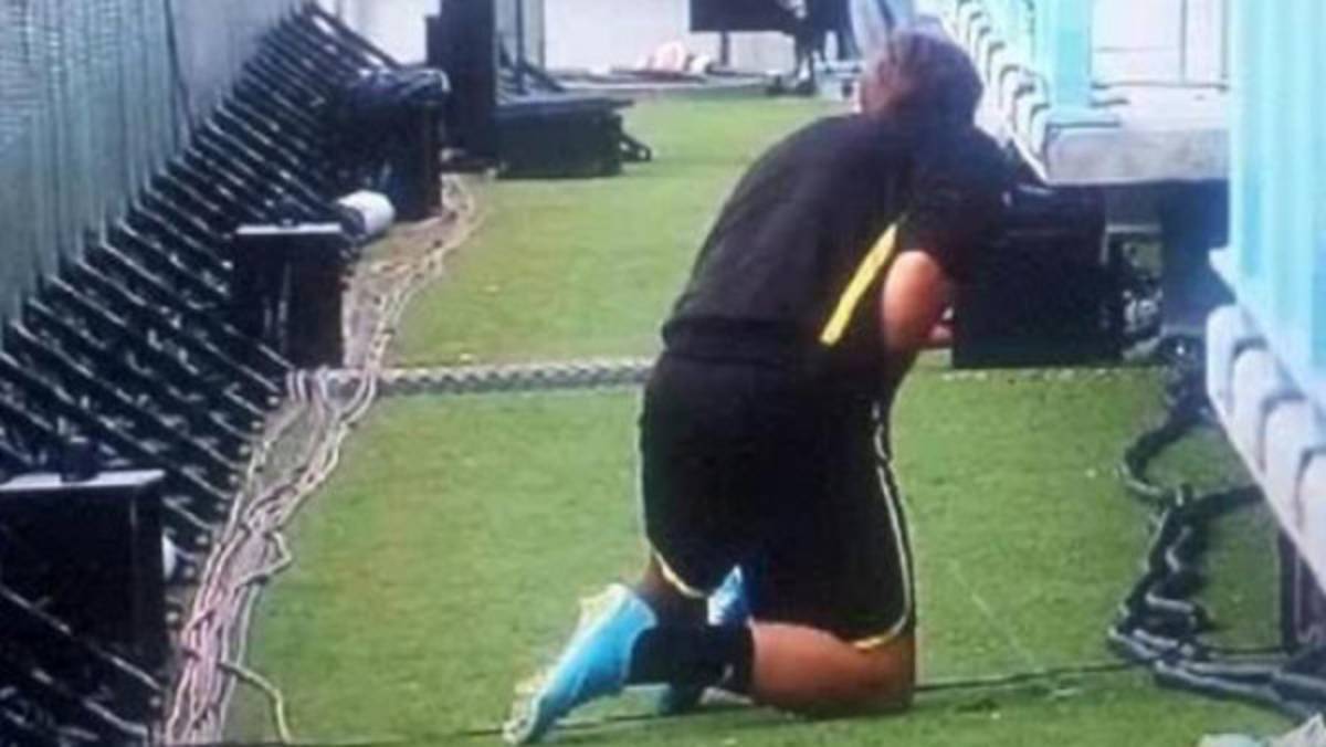 Mario Götze orinó en campo de estadio del Málaga