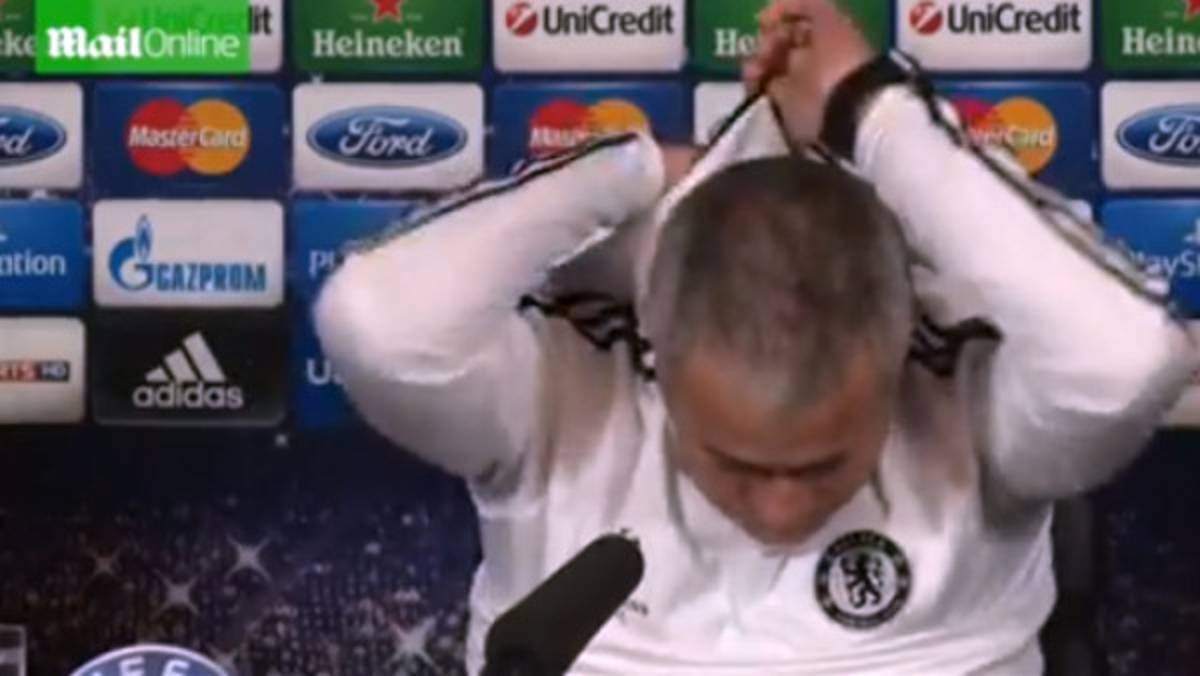 VIDEO: Mourinho le regala su sudadera firmada al traductor