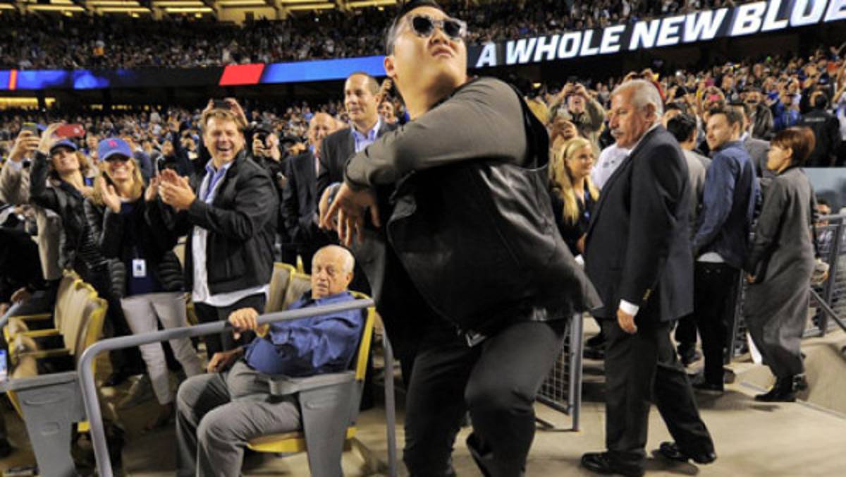 Cantante surcoreano Psy actúa por sorpresa en estadio de los Dodgers