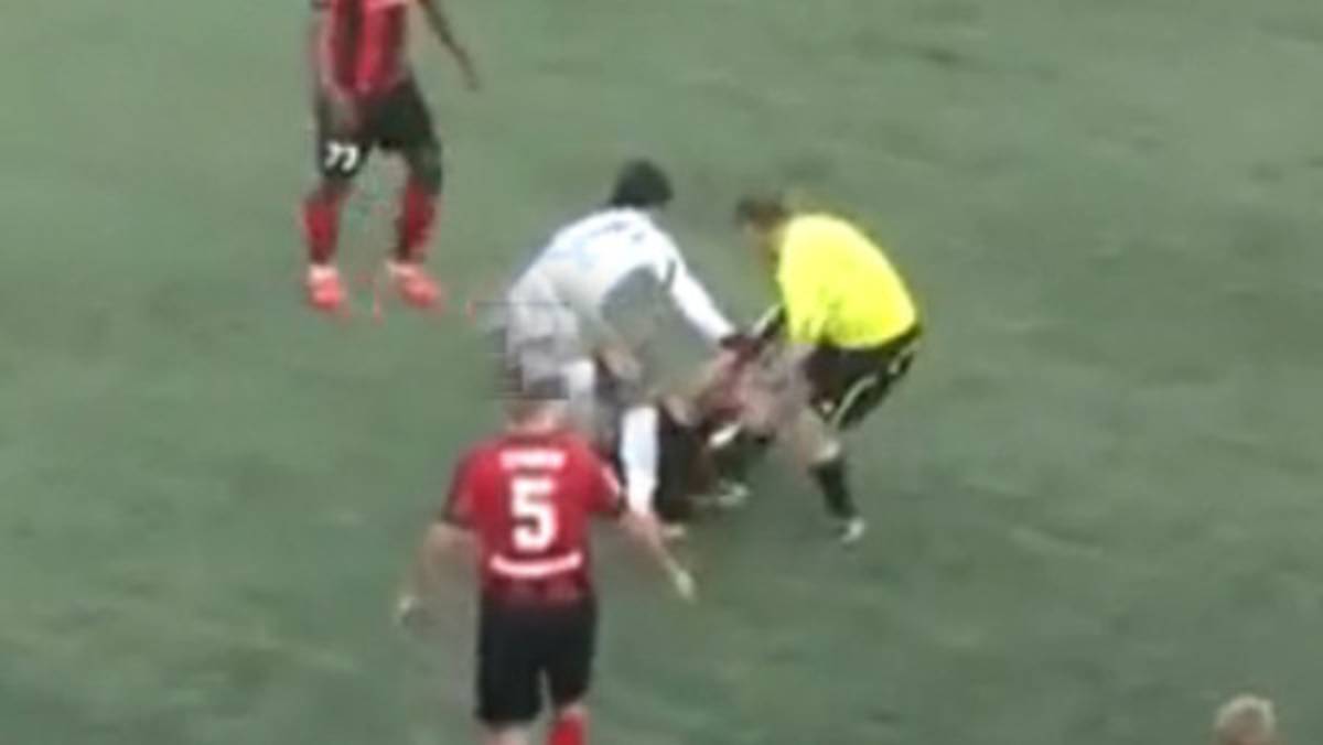 VIDEO: Árbitro asistente se enfurece y agarra a patadas a futbolista