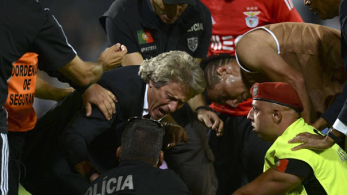 VIDEO: Técnico del Benfica será investigado por defender a aficionados