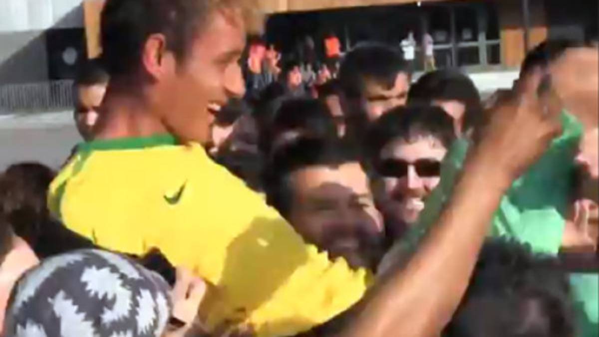 VIDEO: Afición lo ovaciona pensando que era Neymar