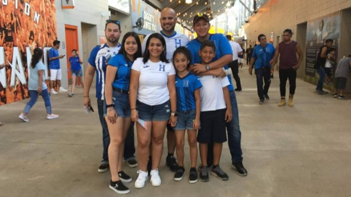 Esposa de Emilio Izaguirre deslumbra en juego de Honduras ante Curazao por la Copa Oro 2019