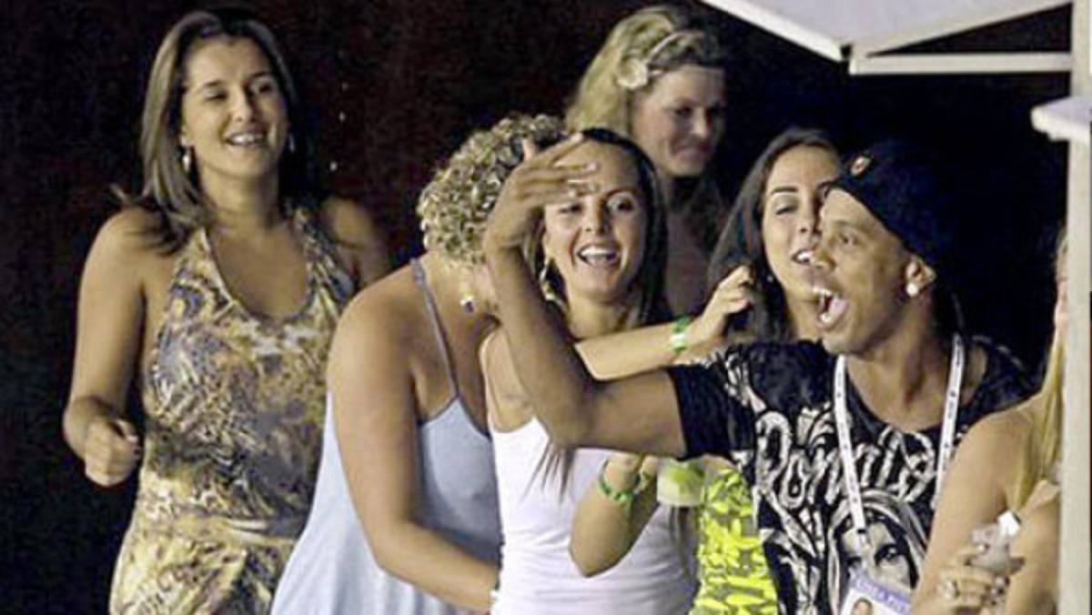 Ronaldinho celebró con fiesta salida del Flamengo