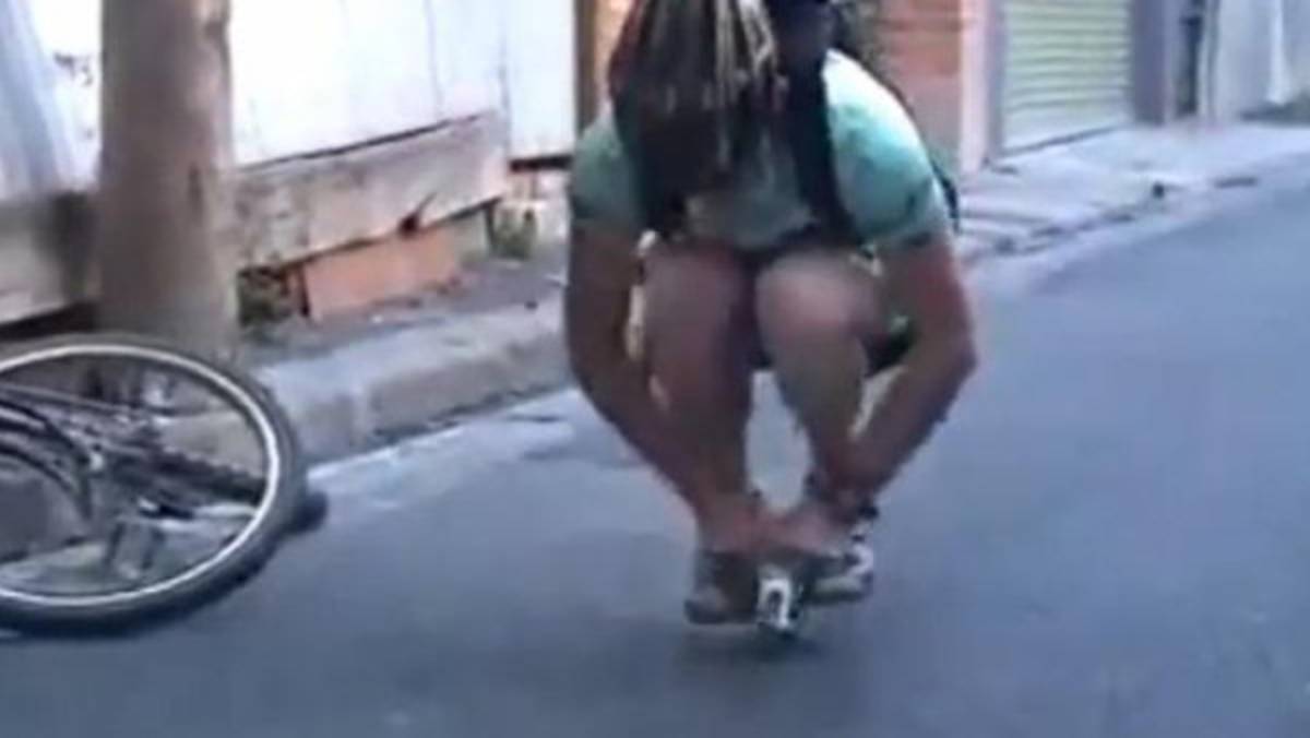 VIDEO: Ciclista pedaleando una mini bicicleta