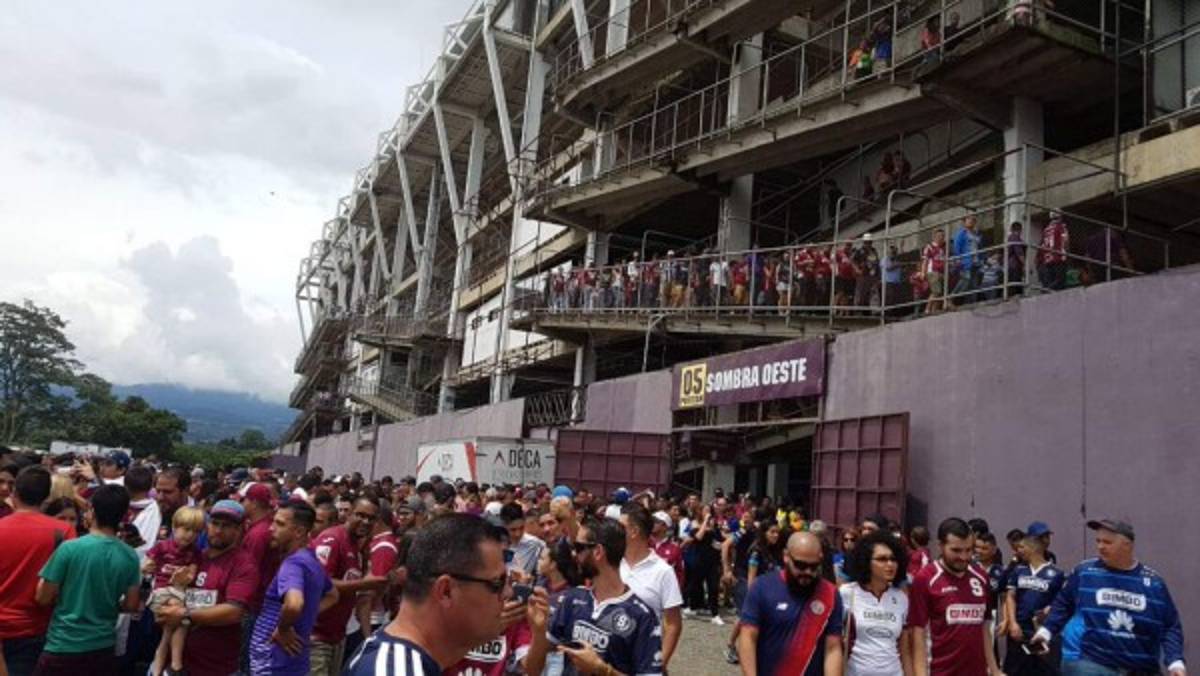 FOTOS: Así evacuaron los miles de aficionados del Saprissa tras la amenaza de bomba