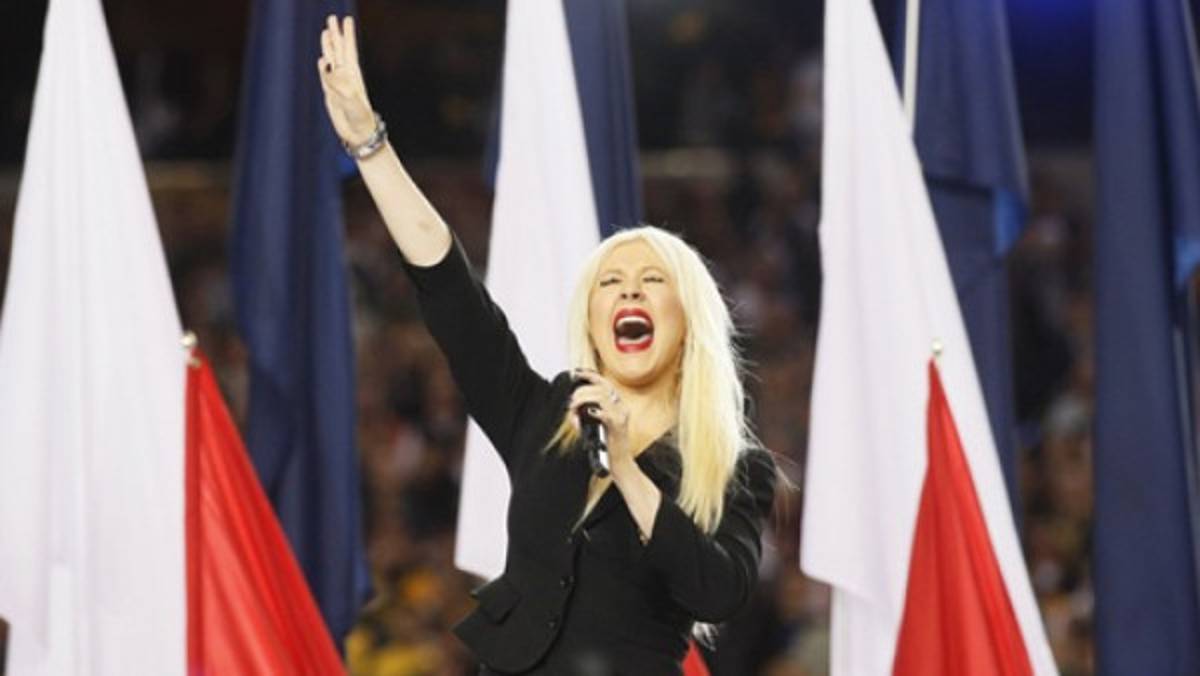 Le llueven las críticas a Cristina Aguilera por cambiar letra del himno