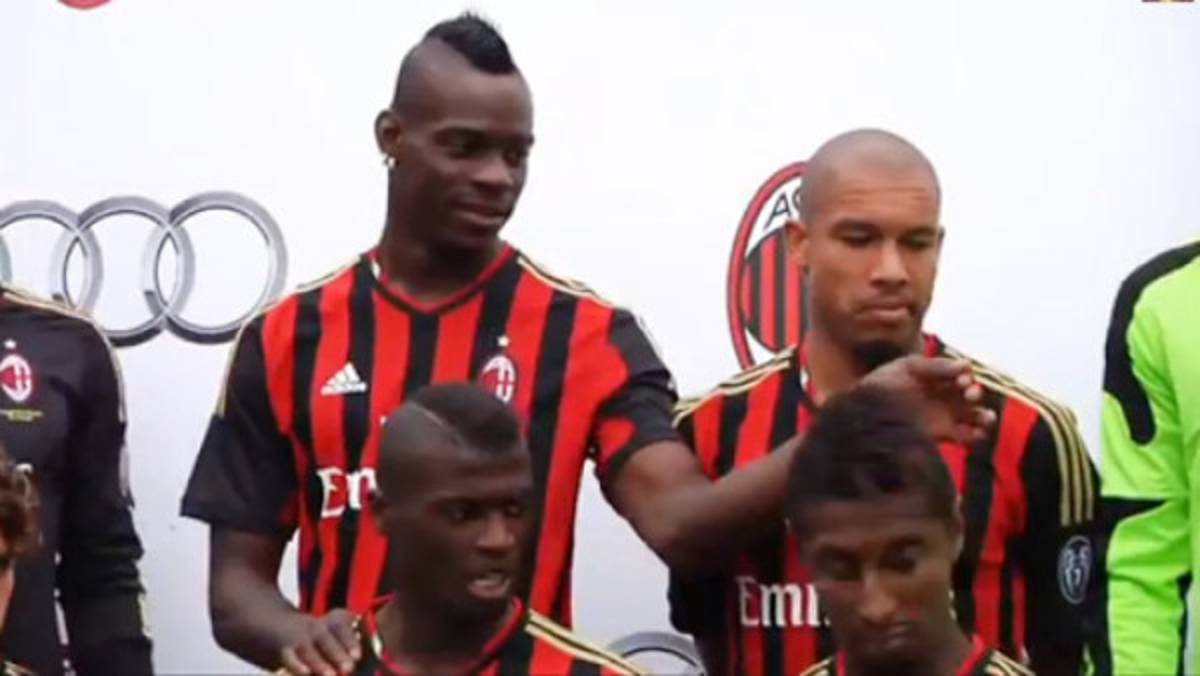 VIDEO: Mario Balotelli fastidia a todos en foto oficial del Milan