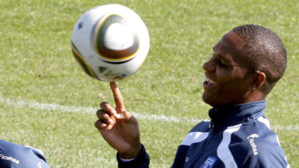 Tres mundialistas catrachos en el aire