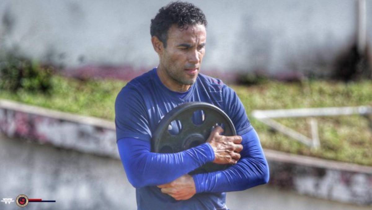 Durmiendo abajo del estadio y al borde del descenso: El calvario que vive el Veracruz de México