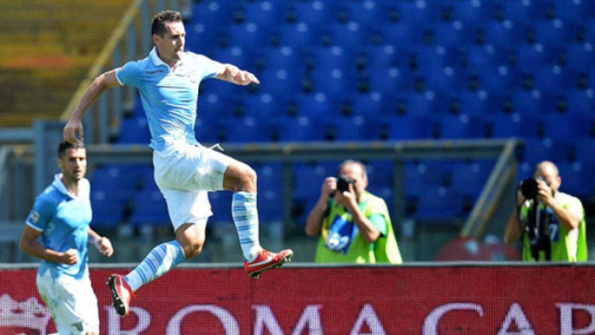 Miroslav Klose le anota cinco goles al Bologna