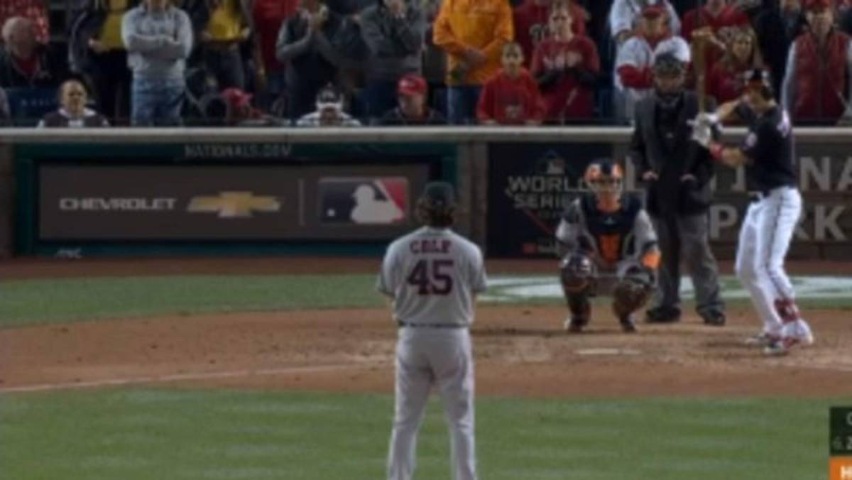 Expulsan de por vida a dos infartantes modelos por desnudarse en juego de la Serie Mundial