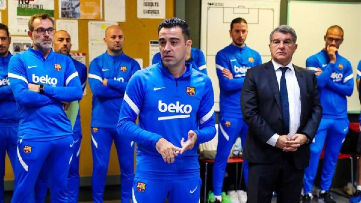 Dando el ejemplo: así fue el primer día de Xavi Hernández como entrenador del Barcelona y su bienvenida