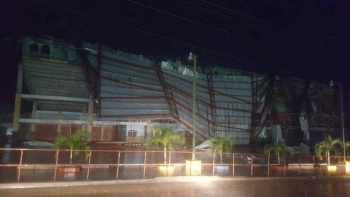 EN FOTOS: Tormenta deja destruido techo del estadio Juan Ramón Brevé