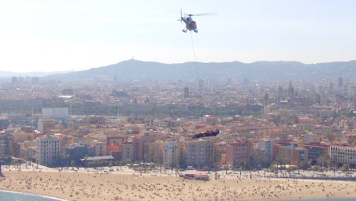 Un Ferrari sobrevuela Barcelona promociando el GP