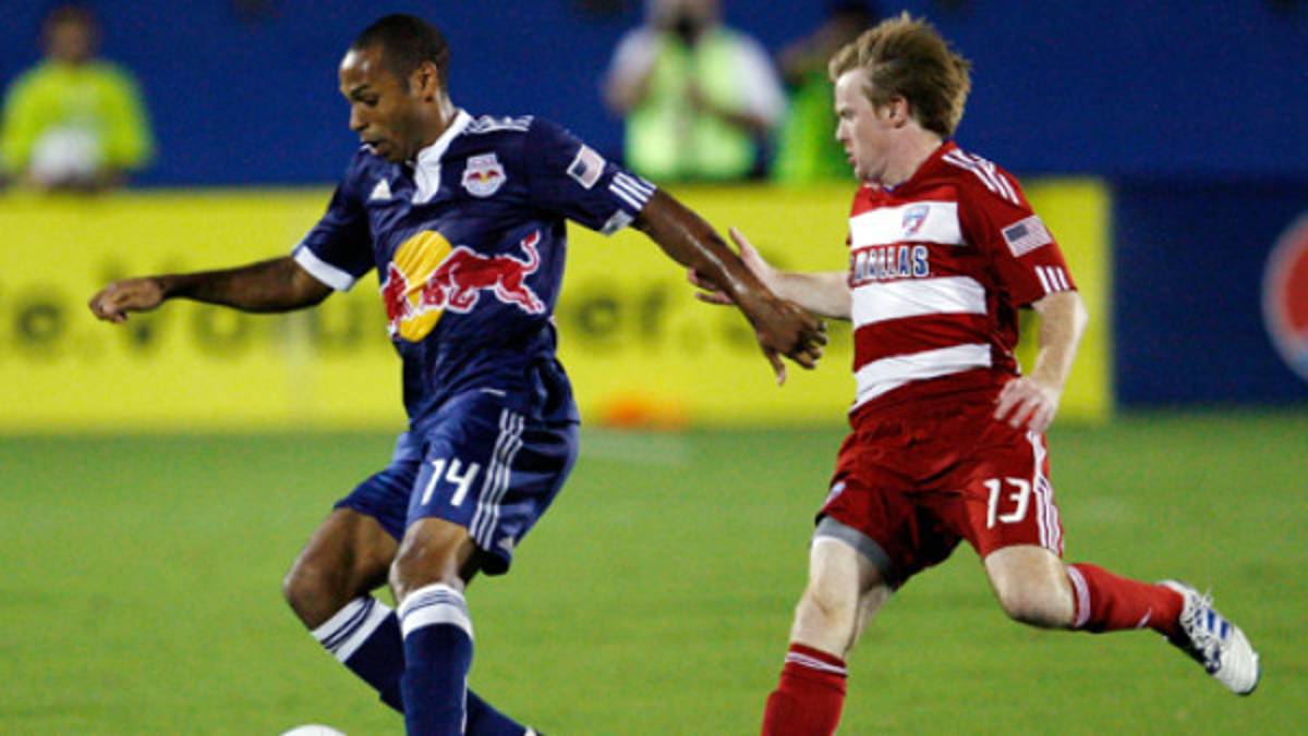 Thierry Henry le pidió perdon a Hartman