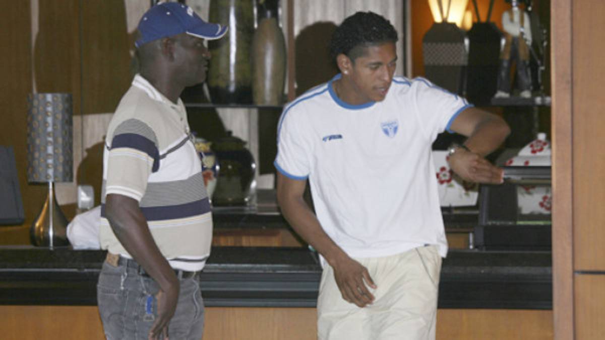 Carlo Costly recibe críticas de su padre