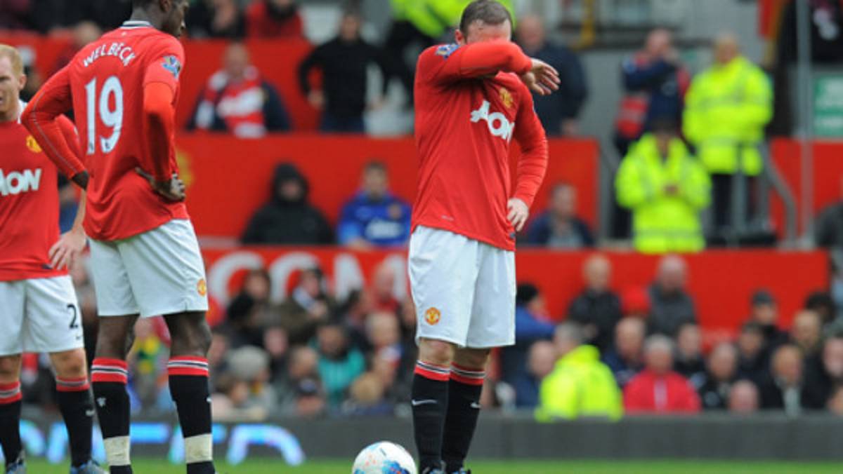 Manchester United le da vida a su vecino