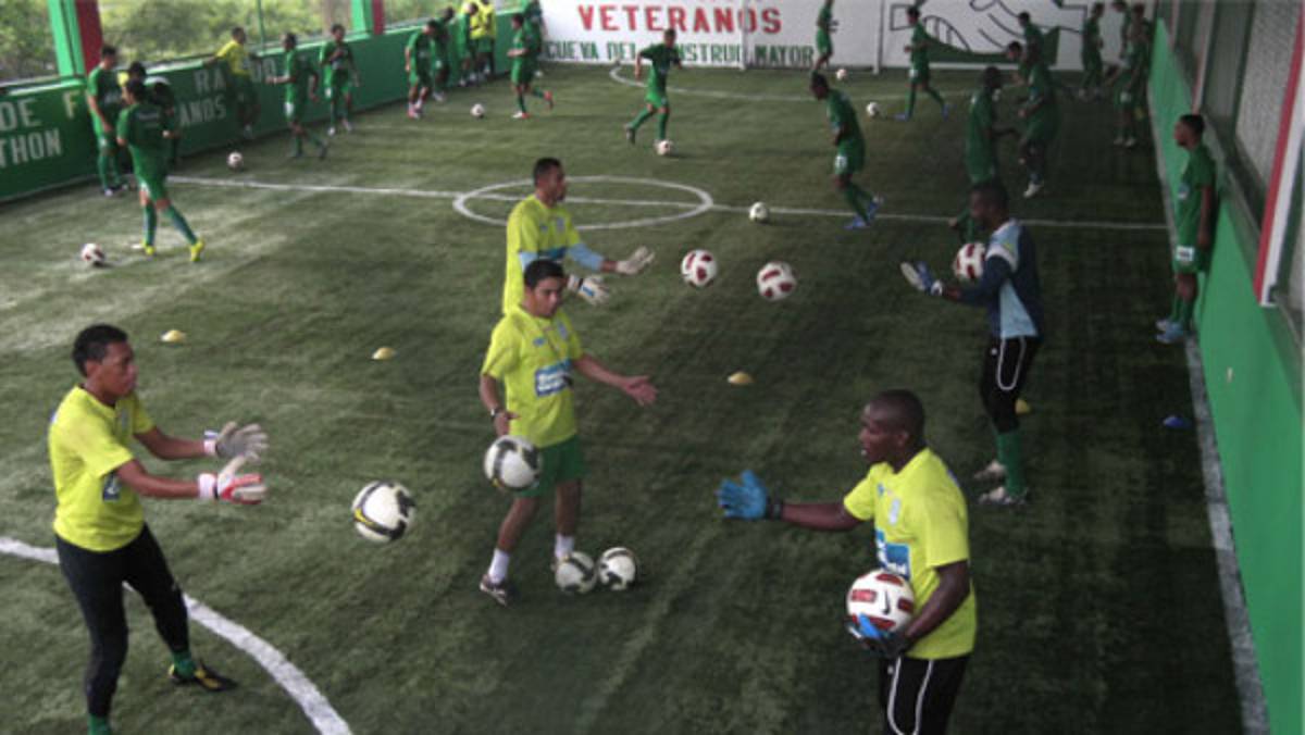 Marathón se preparó en grama sintética