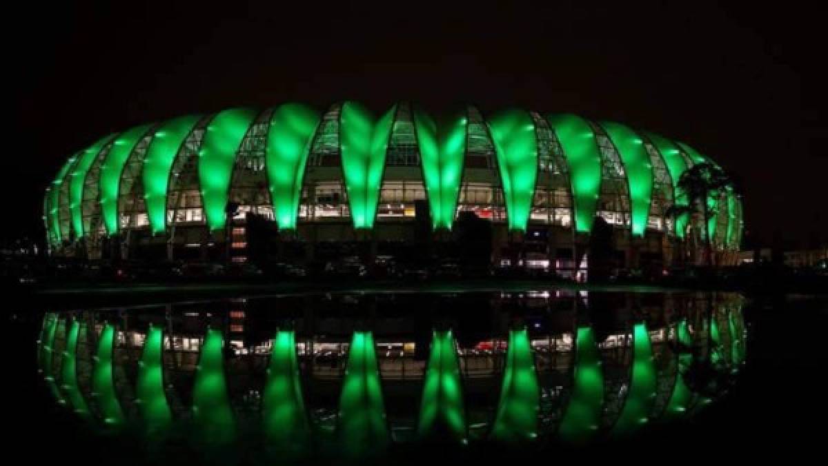 Monumentos y estadios de fútbol se iluminan de verde en homenaje al Chapecoense