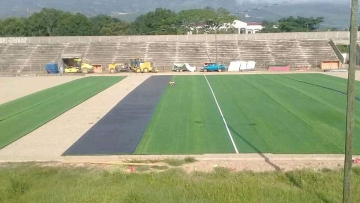 ¡Una belleza! De ser un potrero a tener cancha sintética; así han transformado el estadio de La Paz