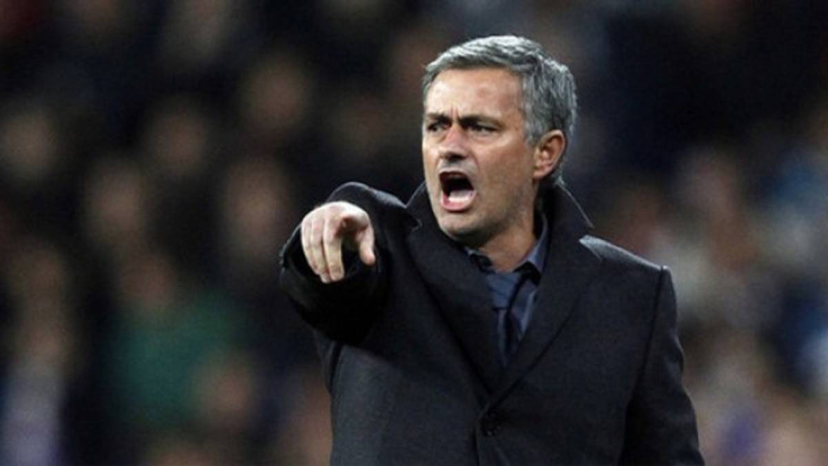 Mourinho fue aclamado a su llegada a Gijón