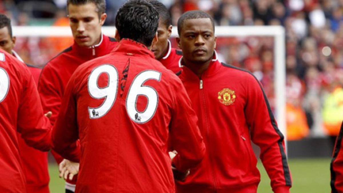 Suárez y Evra se dieron un apretón de manos