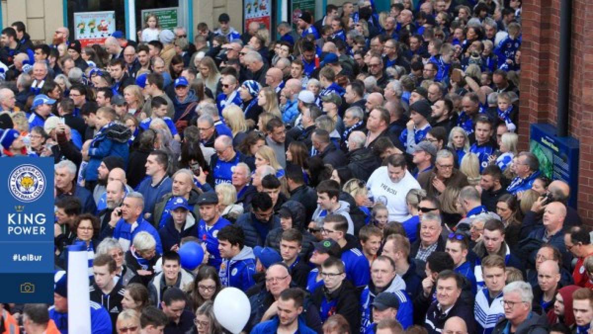 Marcha y llanto: Nuevo homenaje del Leicester a su presidente en el King Power Stadium