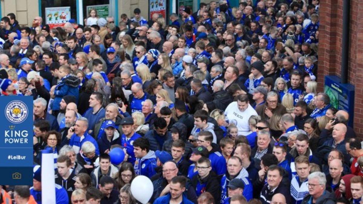Marcha y llanto: Nuevo homenaje del Leicester a su presidente en el King Power Stadium