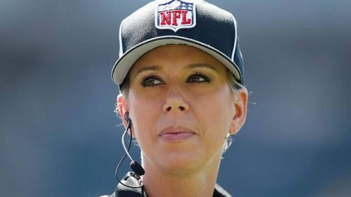 Sarah Thomas, la primera mujer que pitará un partido de playoffs en la historia de la NFL