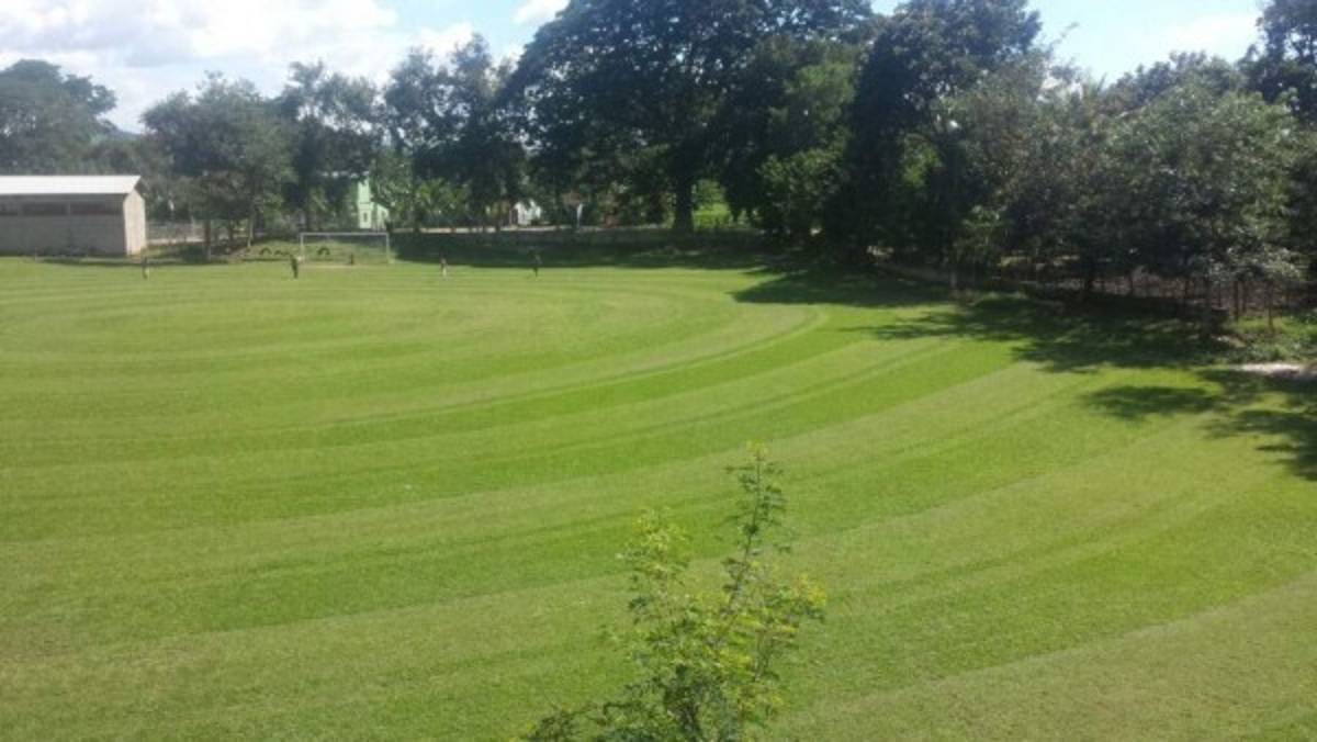 La preciosa cancha donde juegan fútbol burocrático en una aldea de Honduras