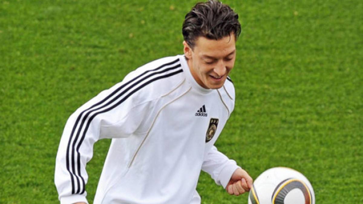 Bremen espera más ofertas por Özil
